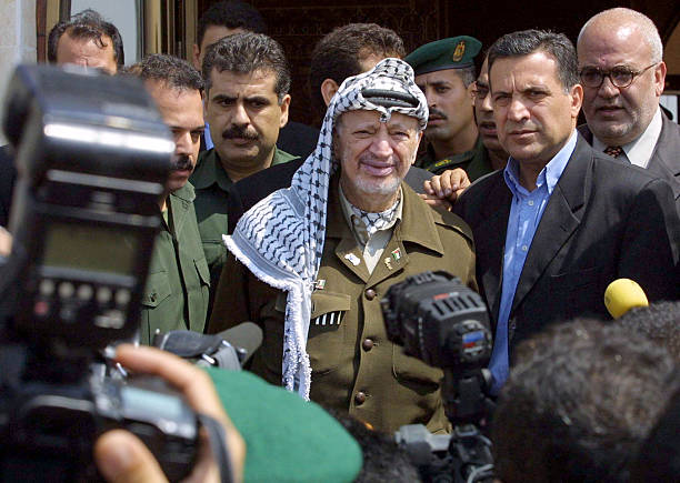 Arafat and Journalists.jpg