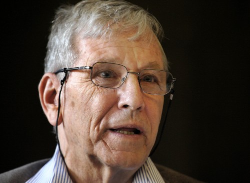 Amos.Oz.photo.jpg