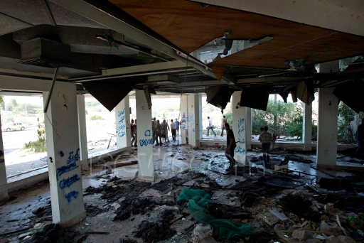 Neve Dekalim synagogue destroyed.jpg